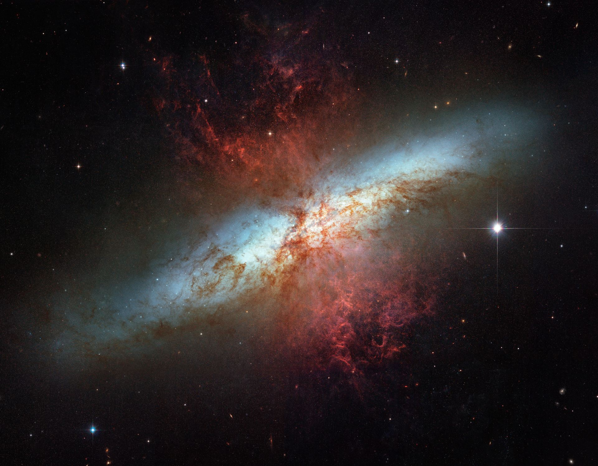 Messier 82 (Hubble 2006 image)