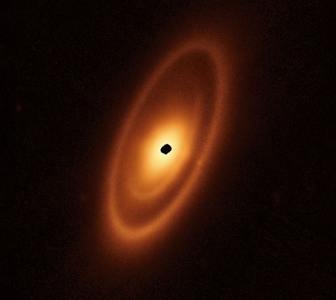 Webb inspects dusty debris disc around Fomalhaut
