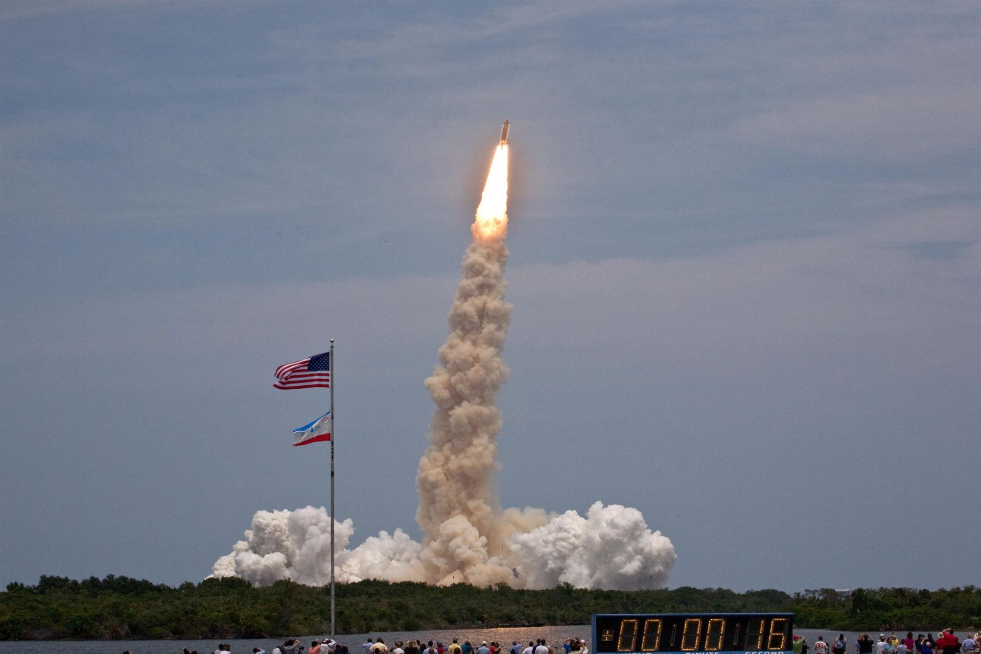 Atlantis is on its way to Hubble