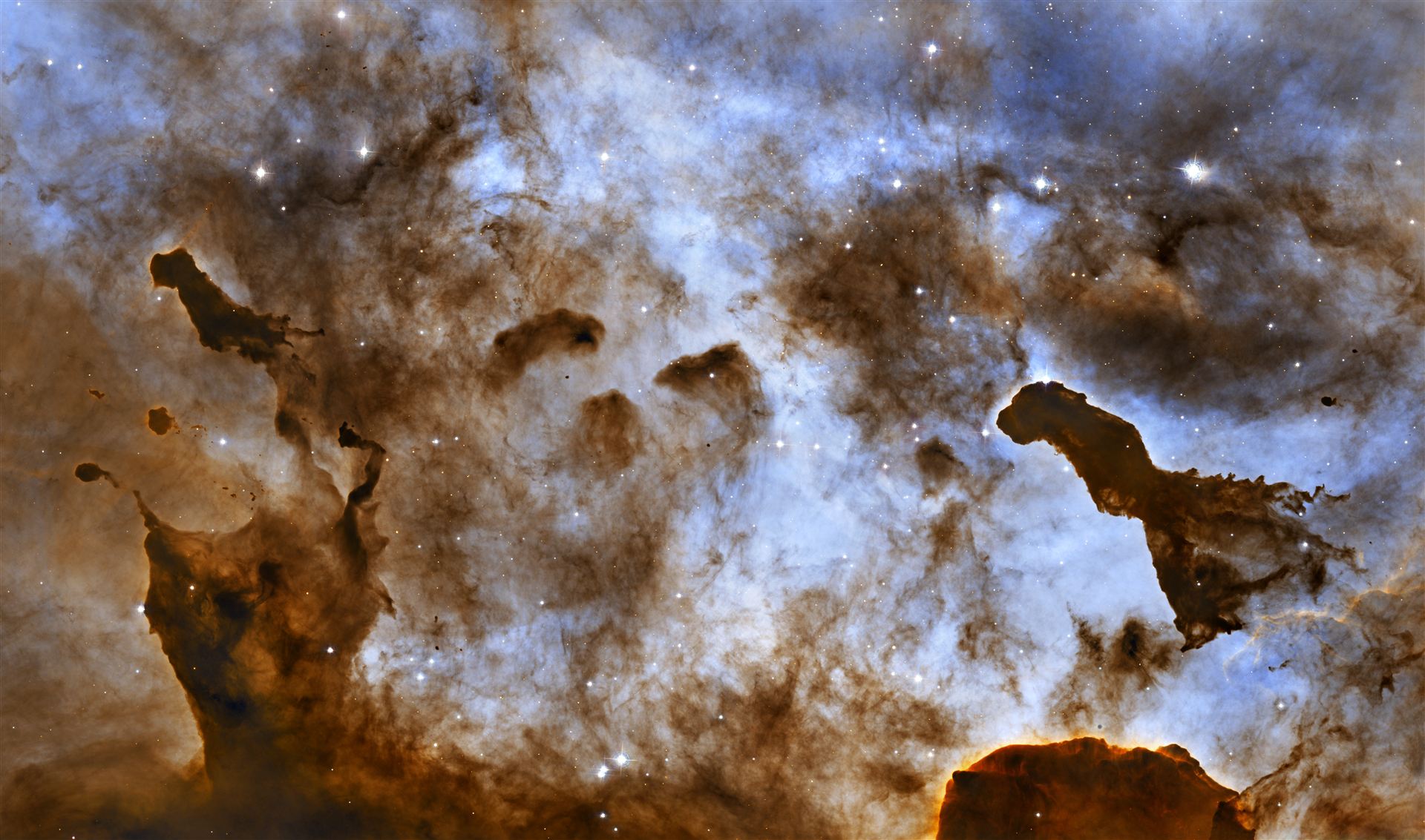 Cosmic ice sculptures dust pillars in the Carina Nebula