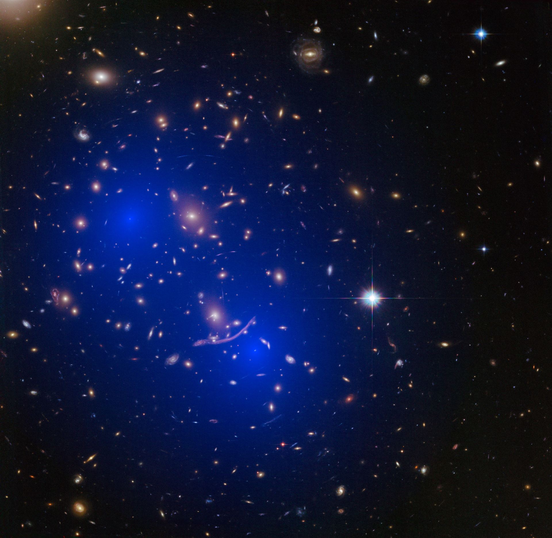 Galaxy cluster Abell 370 with dark matter map