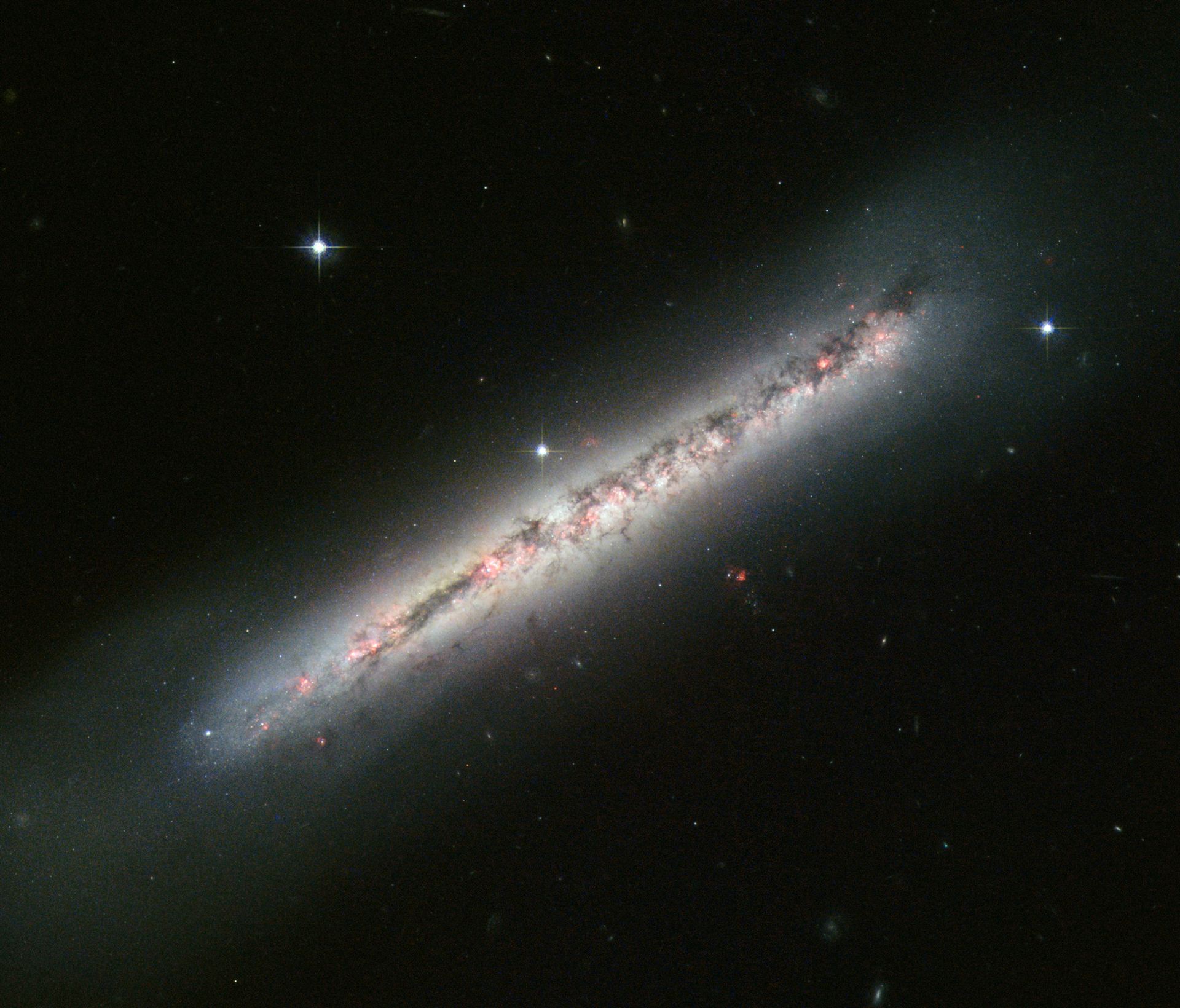 Glowing gas and dark dust in a side-on spiral