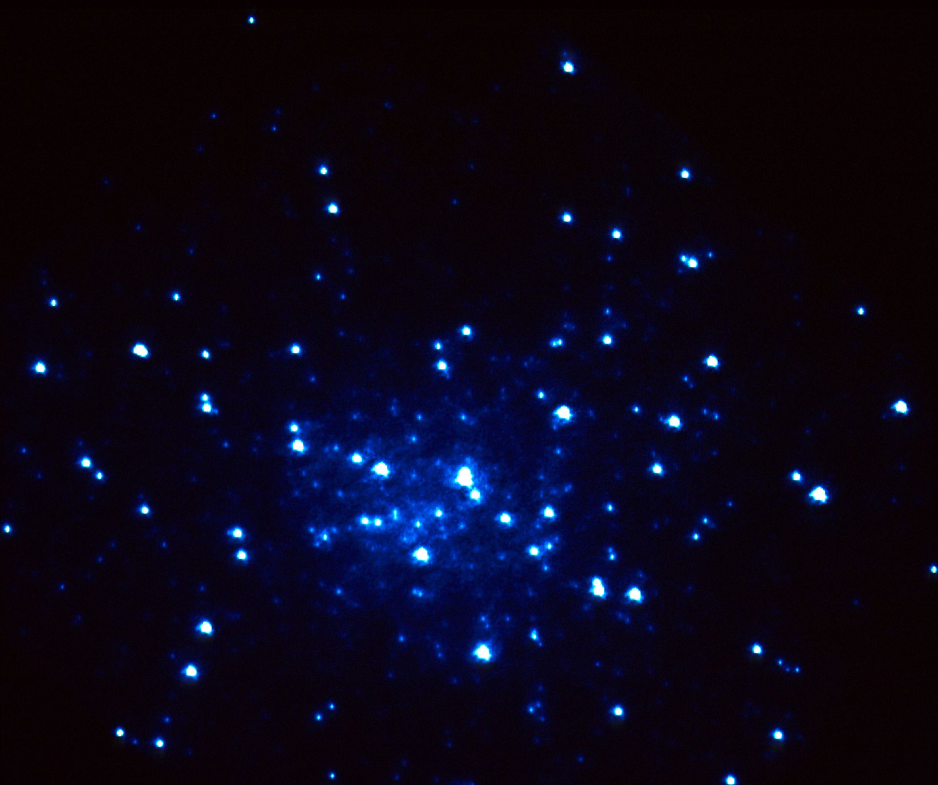 HST image of hot blue stars at the core of M15