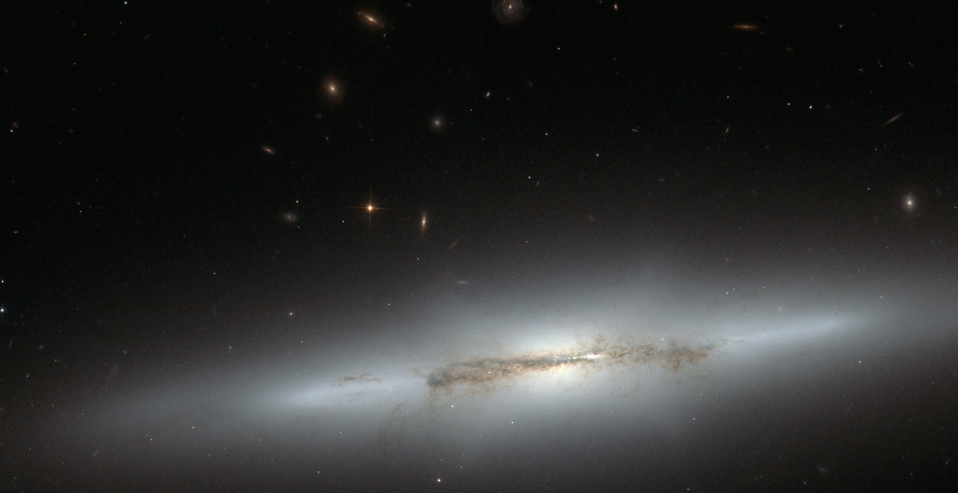 Hubble looks at sideways NGC 4710 (full)