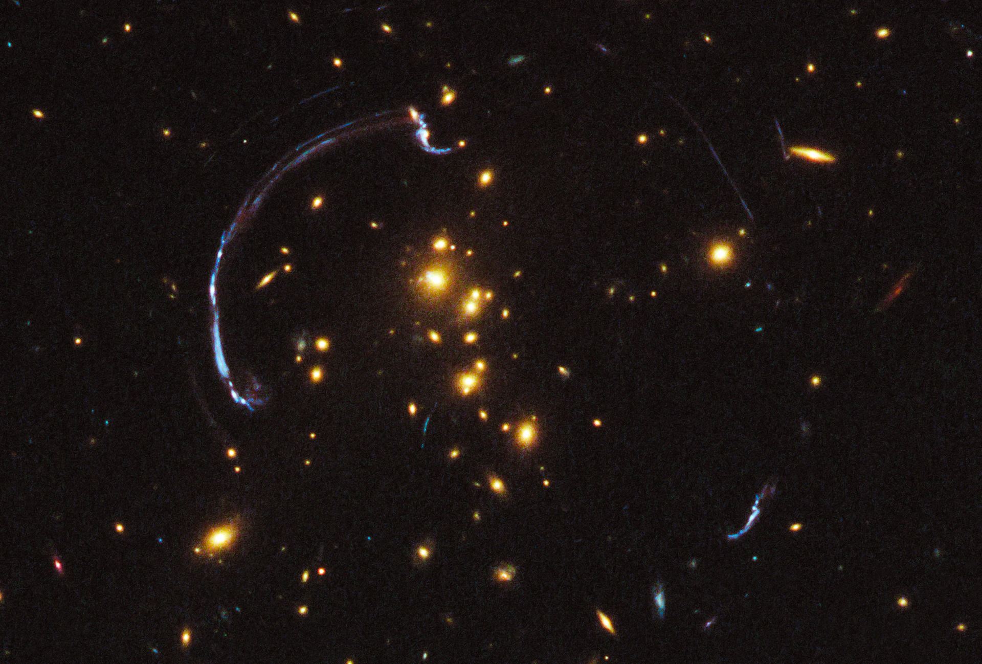 Hubble sees giant lensed galaxy arc