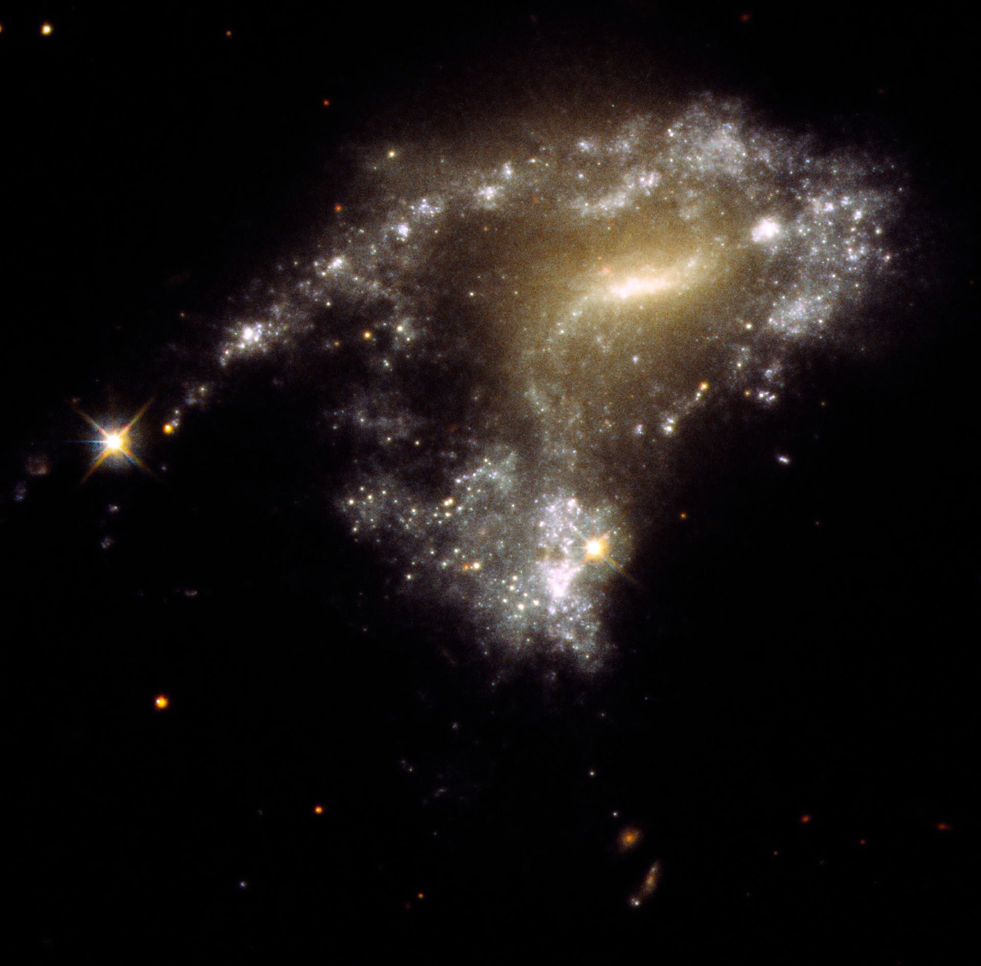 Hubble traces &lsquo;string-of-pearls&rsquo; star clusters in galaxy collisions