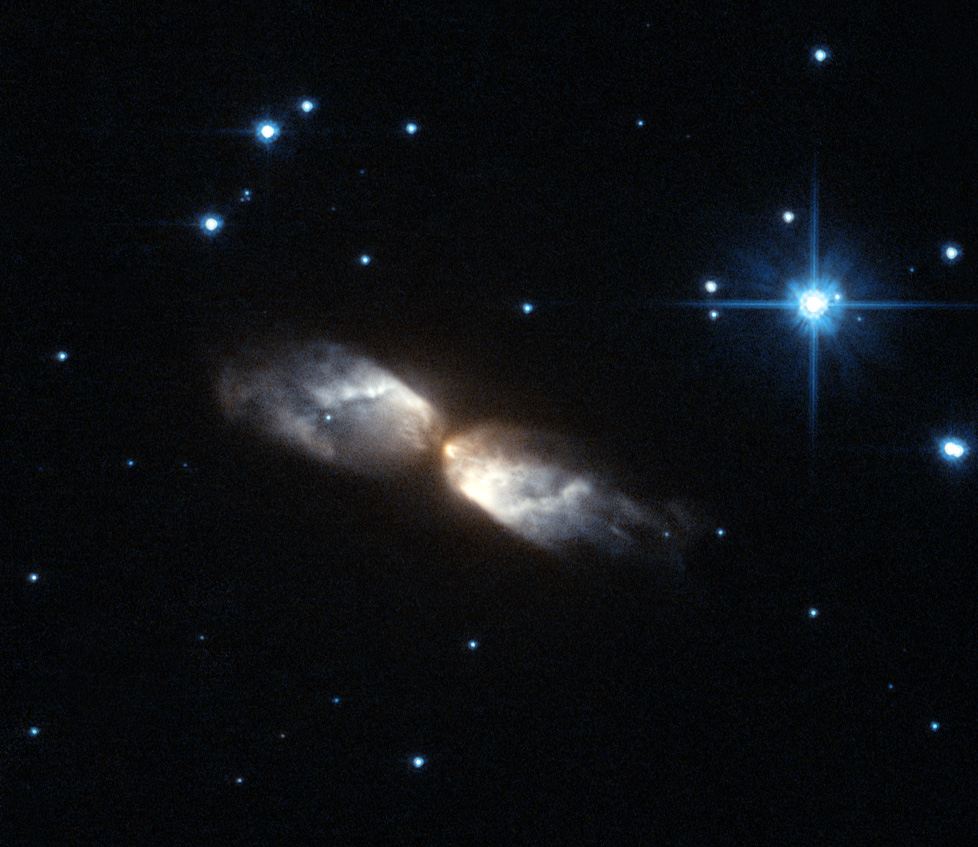 Hubble witnesses the crafting of a celestial masterpiece