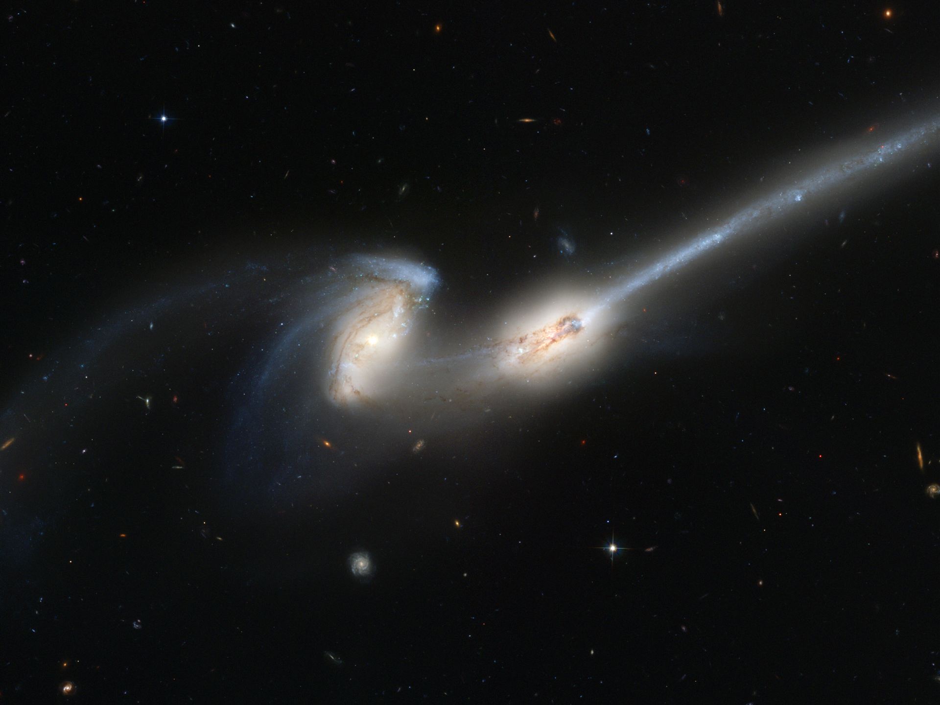 Hubble&rsquo;s newest camera takes a deep look at two merging galaxies