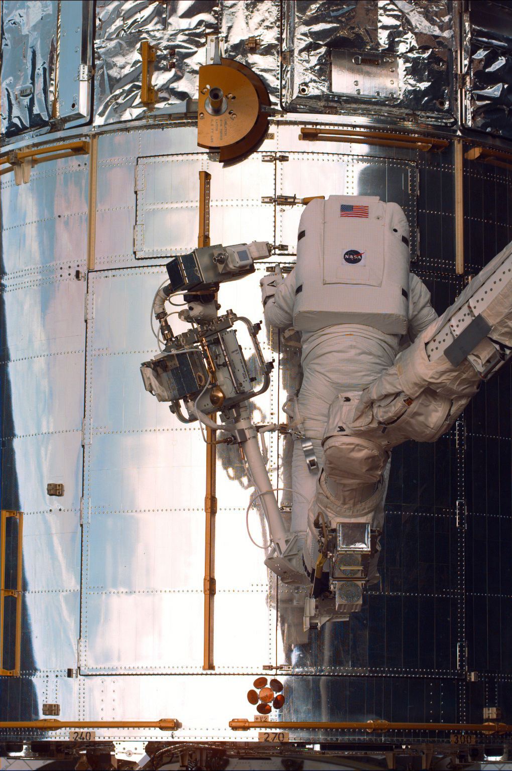 SM2 Astronaut opening Aft Shroud