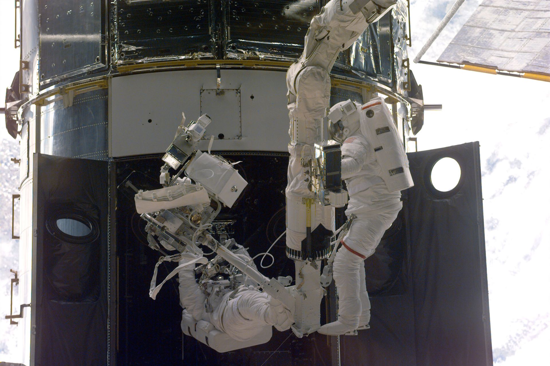 SM3A Astronauts use the RMS to perform Servicing Tasks