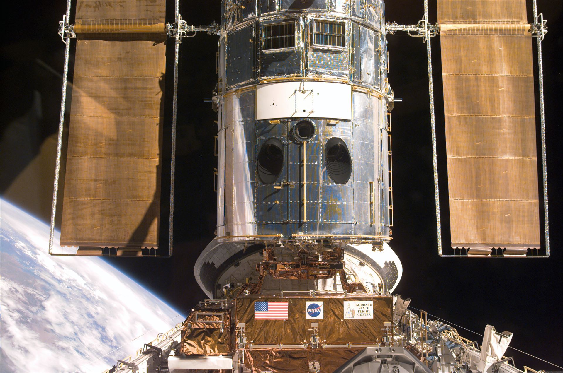 SM3A Hubble Captured in the Discovery Cargo Bay