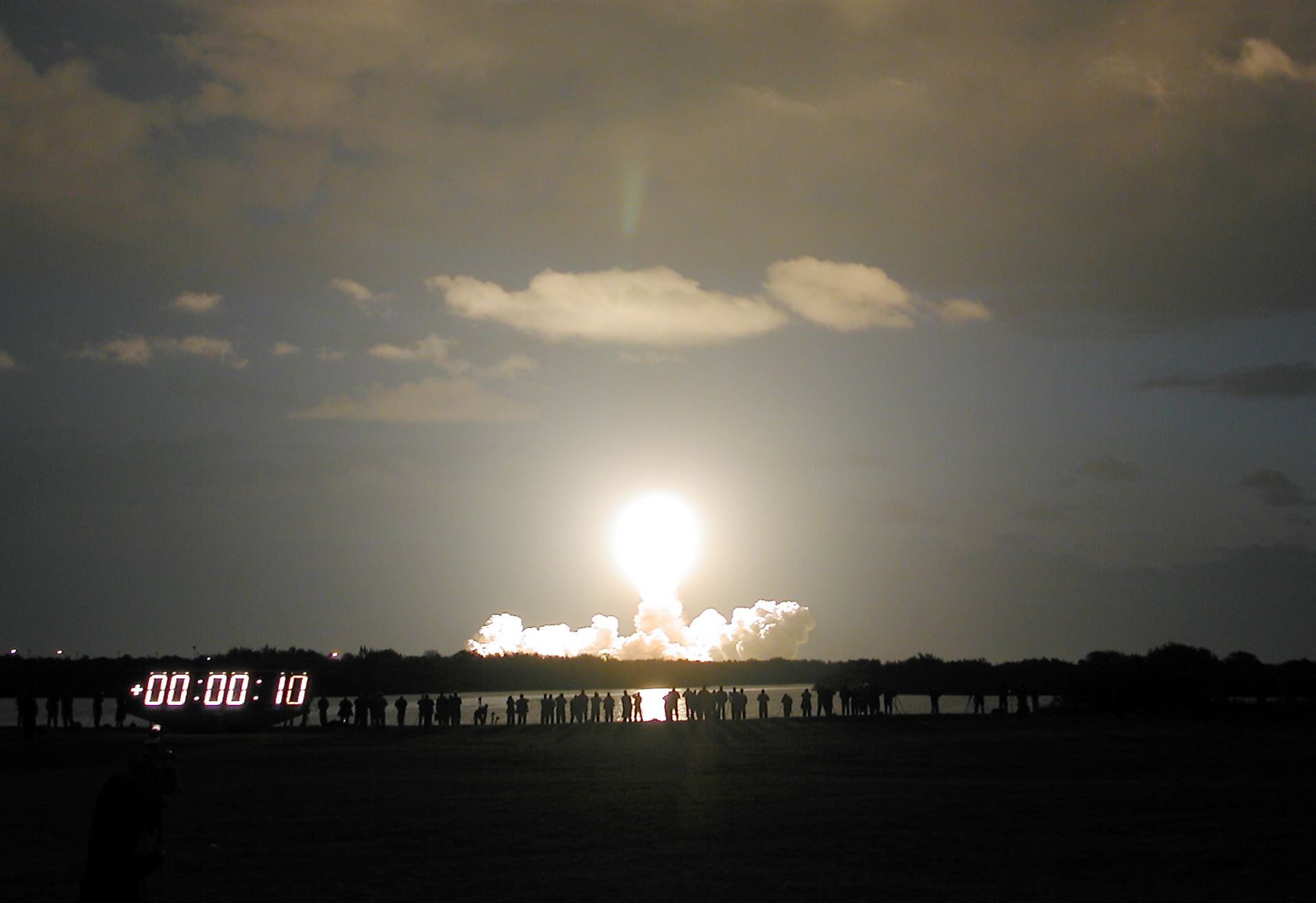 SM3B – Colombia heads into the early morning sky on its way to the Hubble Space Telescope