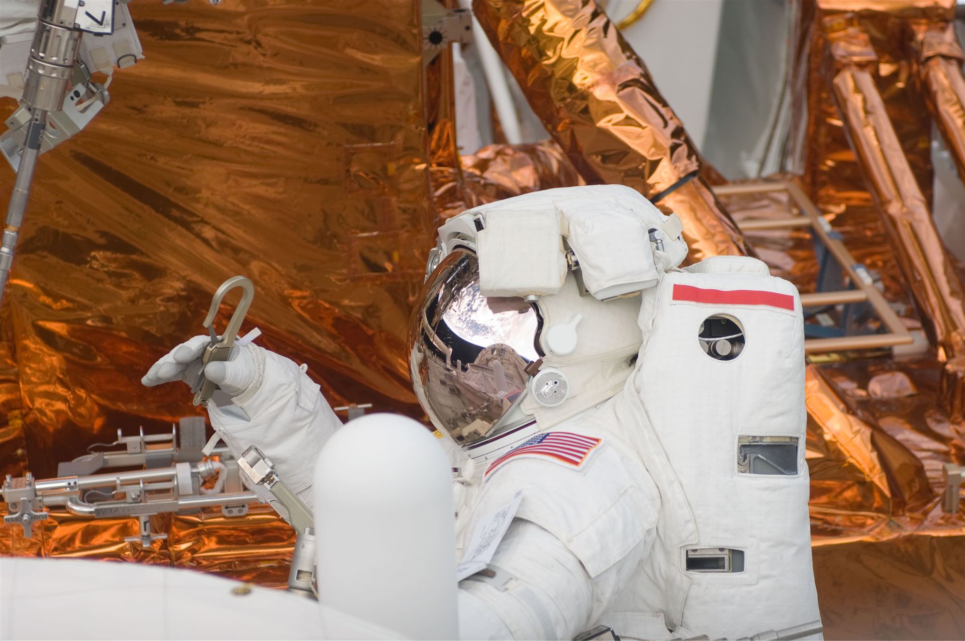 SM4 Grunsfeld works on Hubble