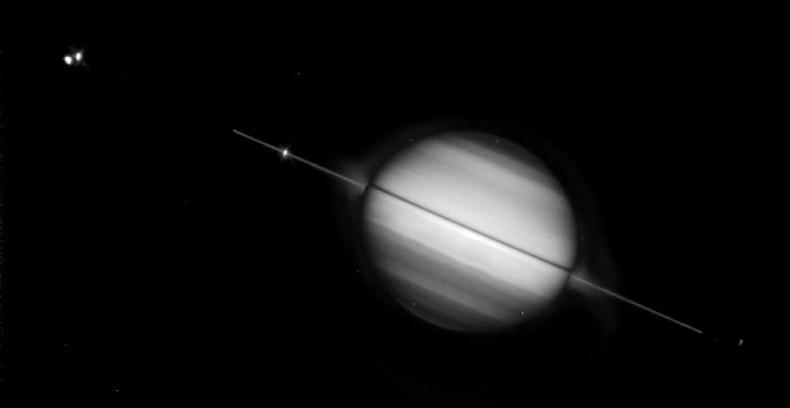 Saturn&rsquo;s rings edge-on