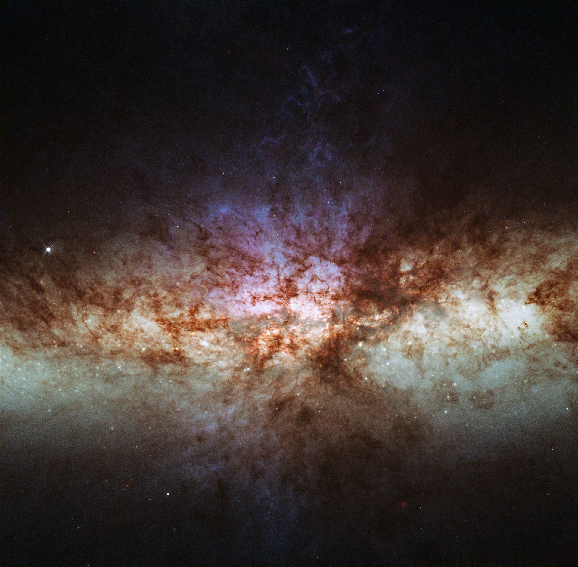 Smoke without fire a different view of the cigar galaxy