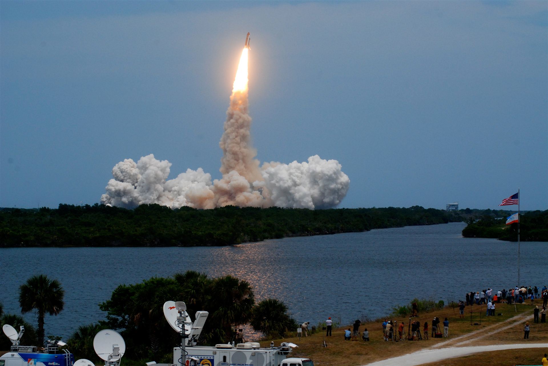 Space Shuttle Atlantis heads for Hubble