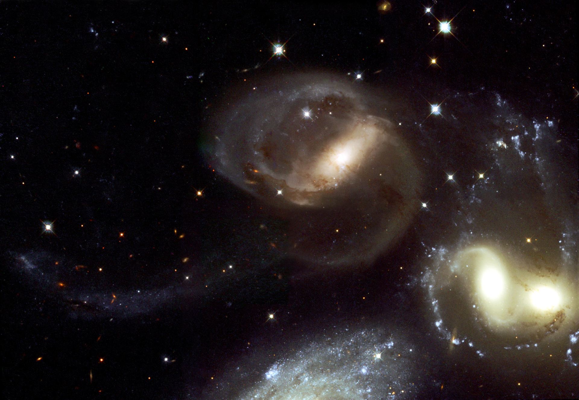 Stephan&rsquo;s Quintet – A mammoth cosmic collision (Hubble view)