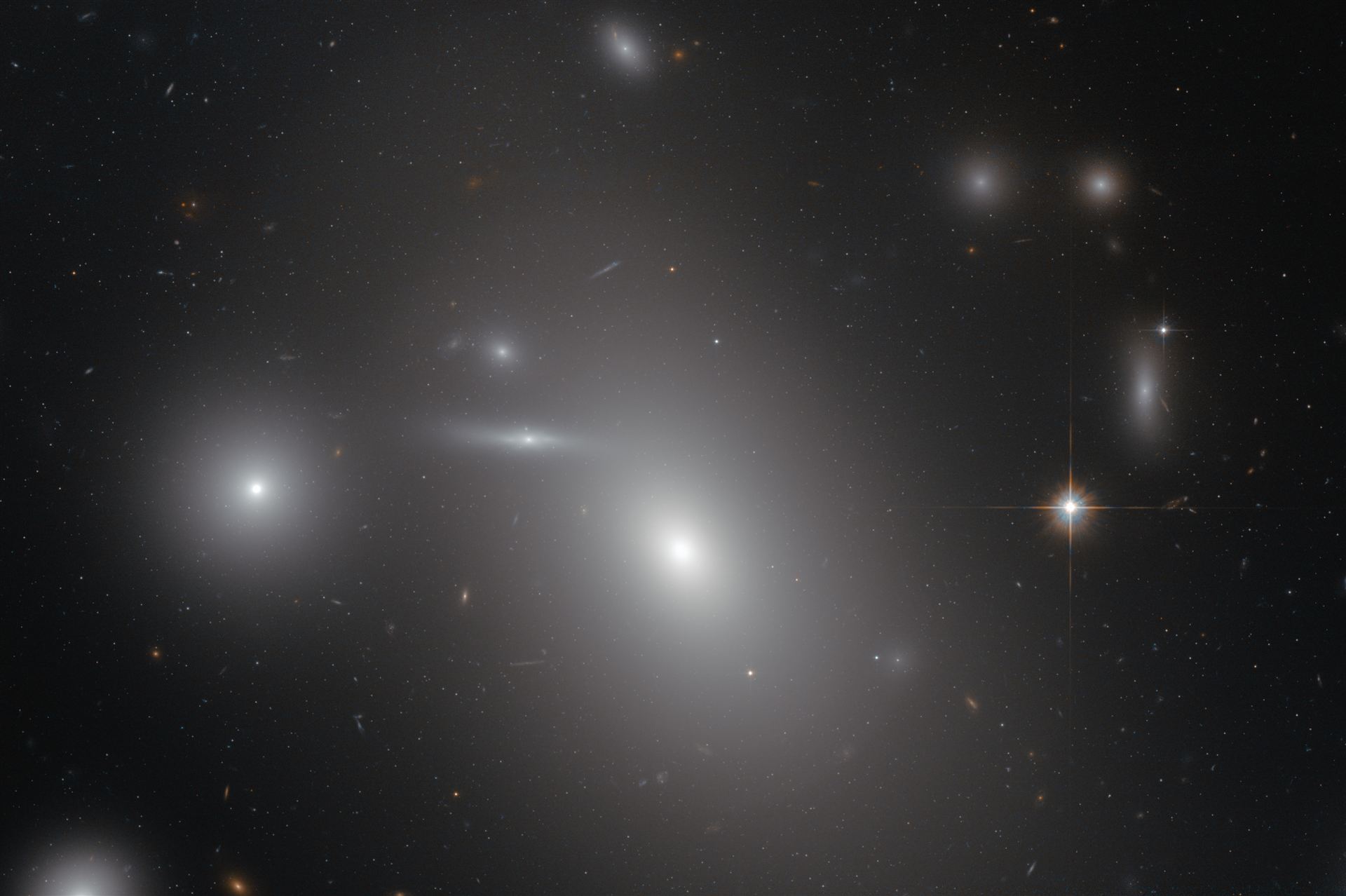 The sleeping giant NGC 4889