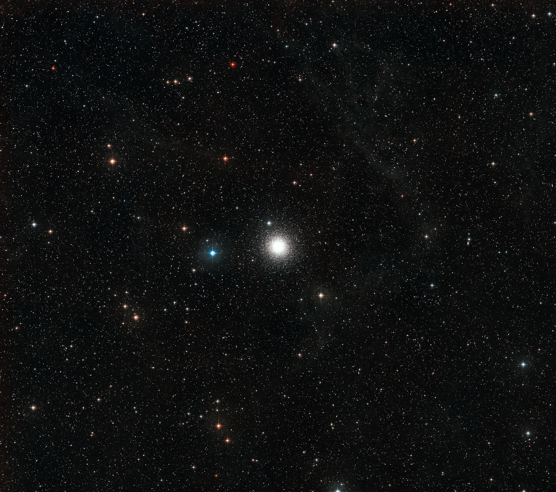 Wide field image of star cluster Messier 15 (ground-based view)