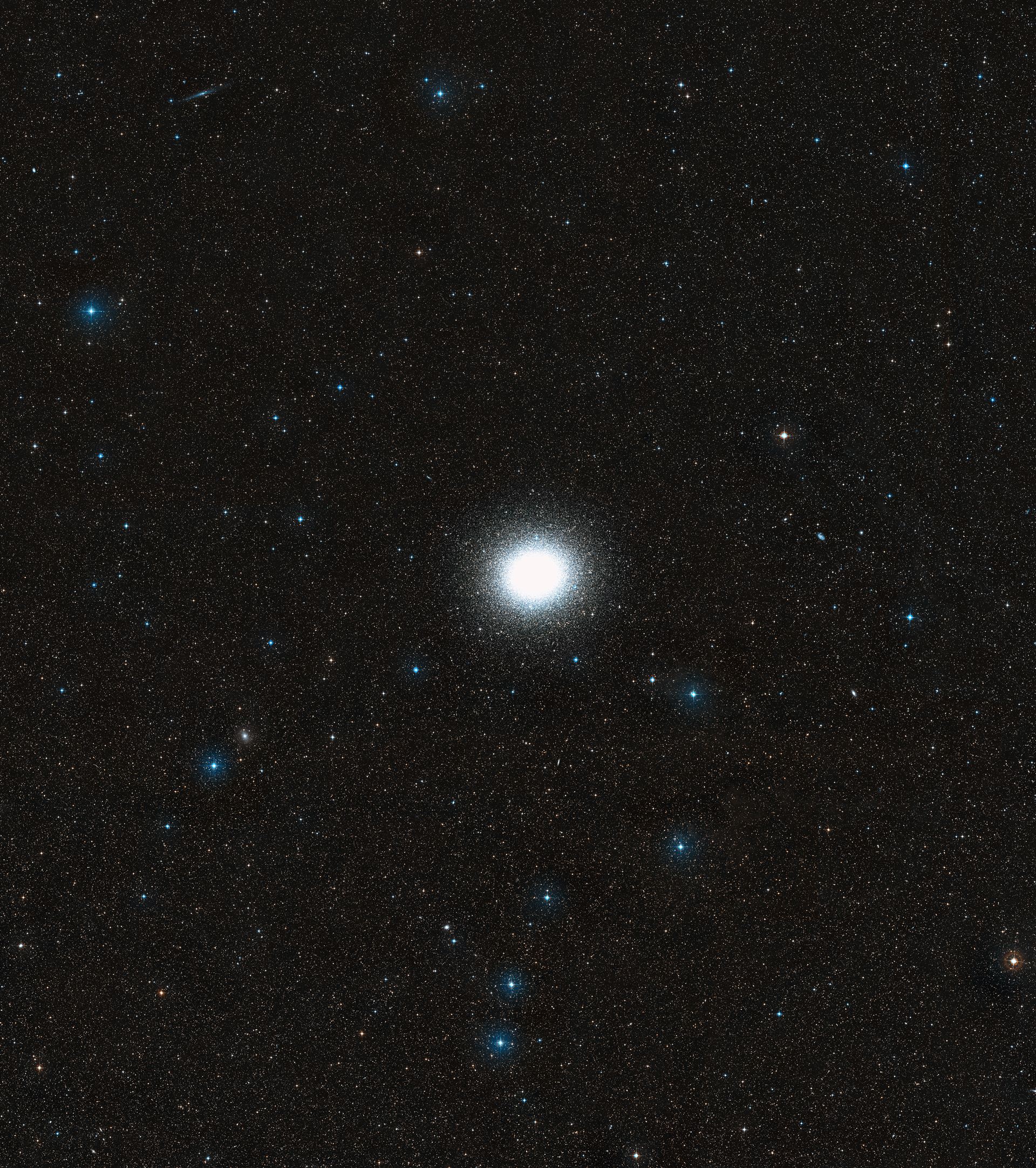 Wide-field of Omega Centauri and its surroundings (DSS2, ground-based image)